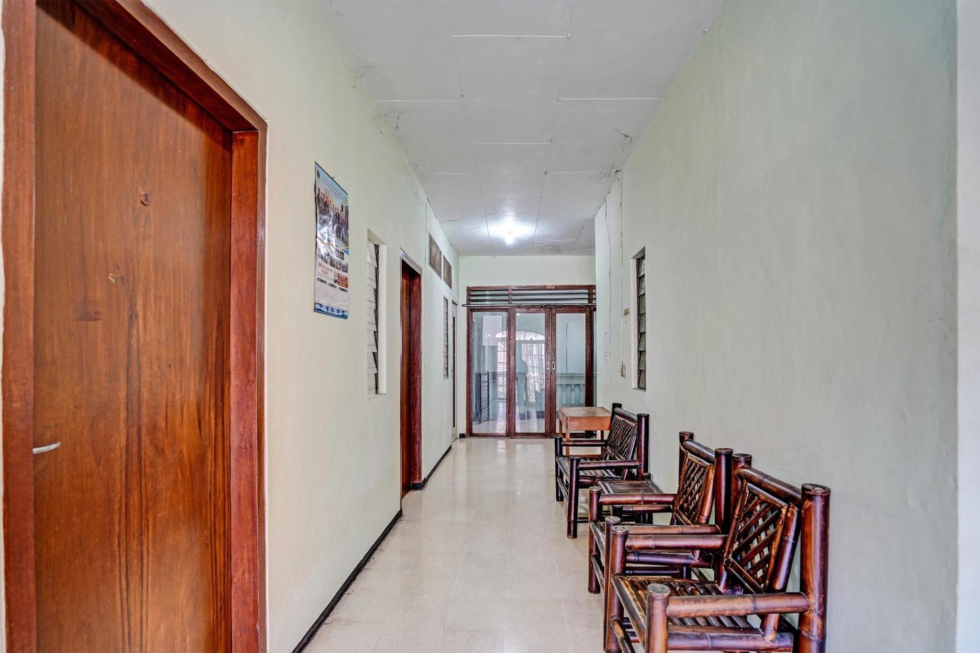 Spot On 91716 Kost Yy Syariah Hotel Mojokerto Kültér fotó